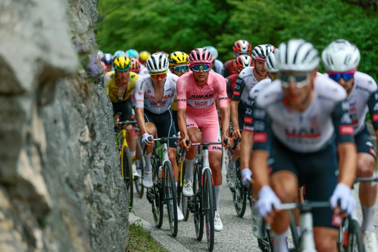 Le Mexicain Isaac Del Toro avec son maillot rose de leader dans l'ascension du Monte Grappa dimanche, dans la 15e étape du Giro.