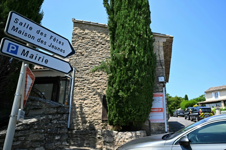 Un panneau indique la direction de la salle des fêtes de Goult
